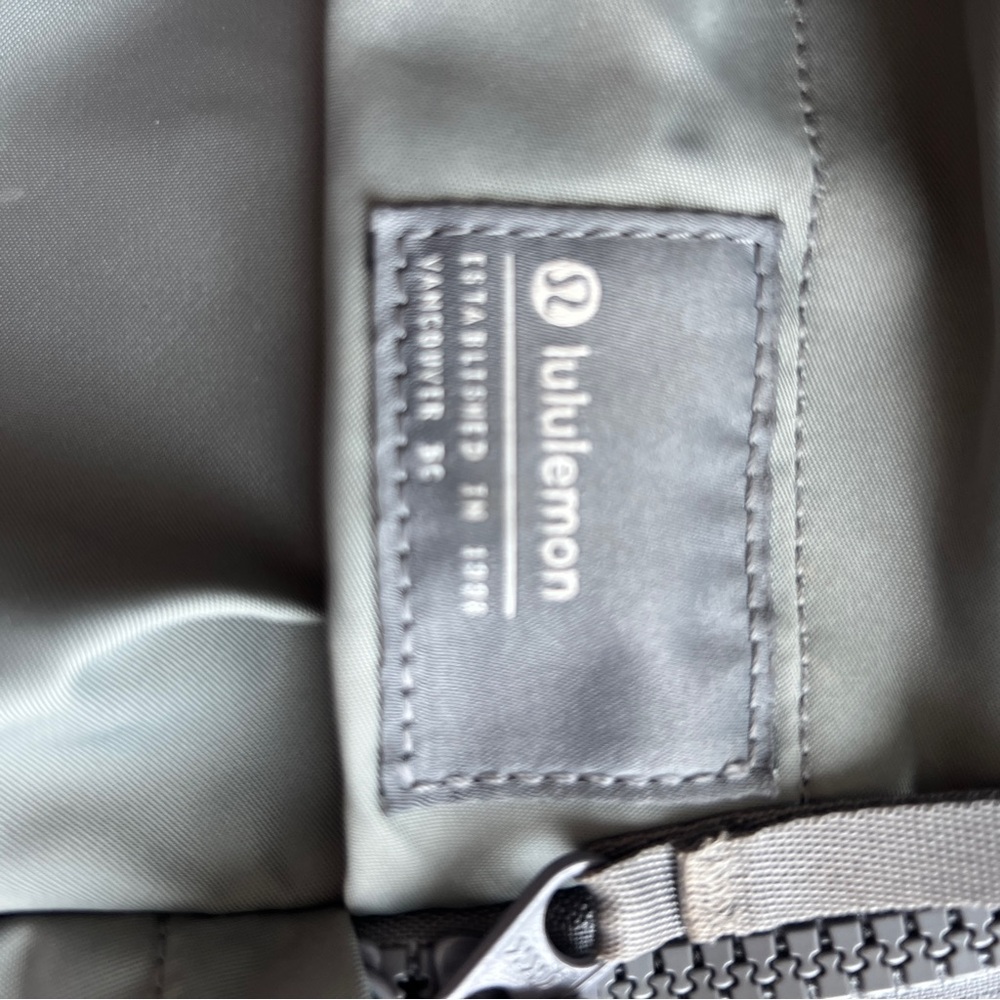 Lululemon Everyday Backpack 2.0 23L. In sage gray - Picture 11 of 13